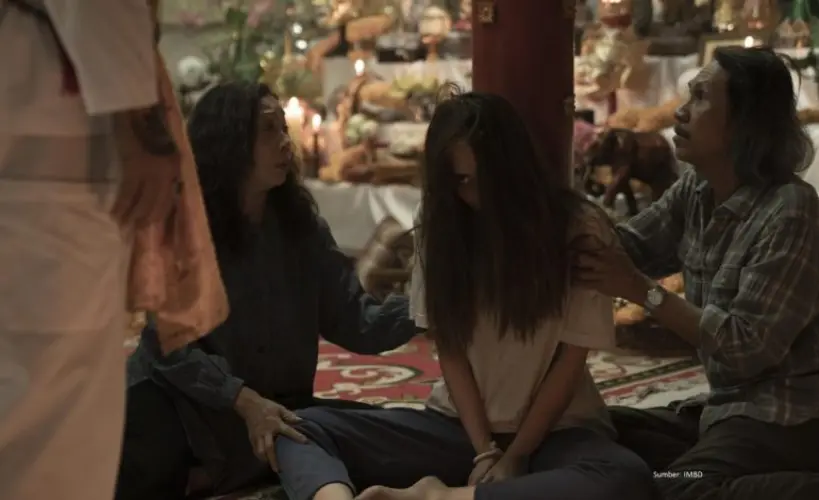 ‘The Medium’, Cerita Dukun yang Sangat Melokal