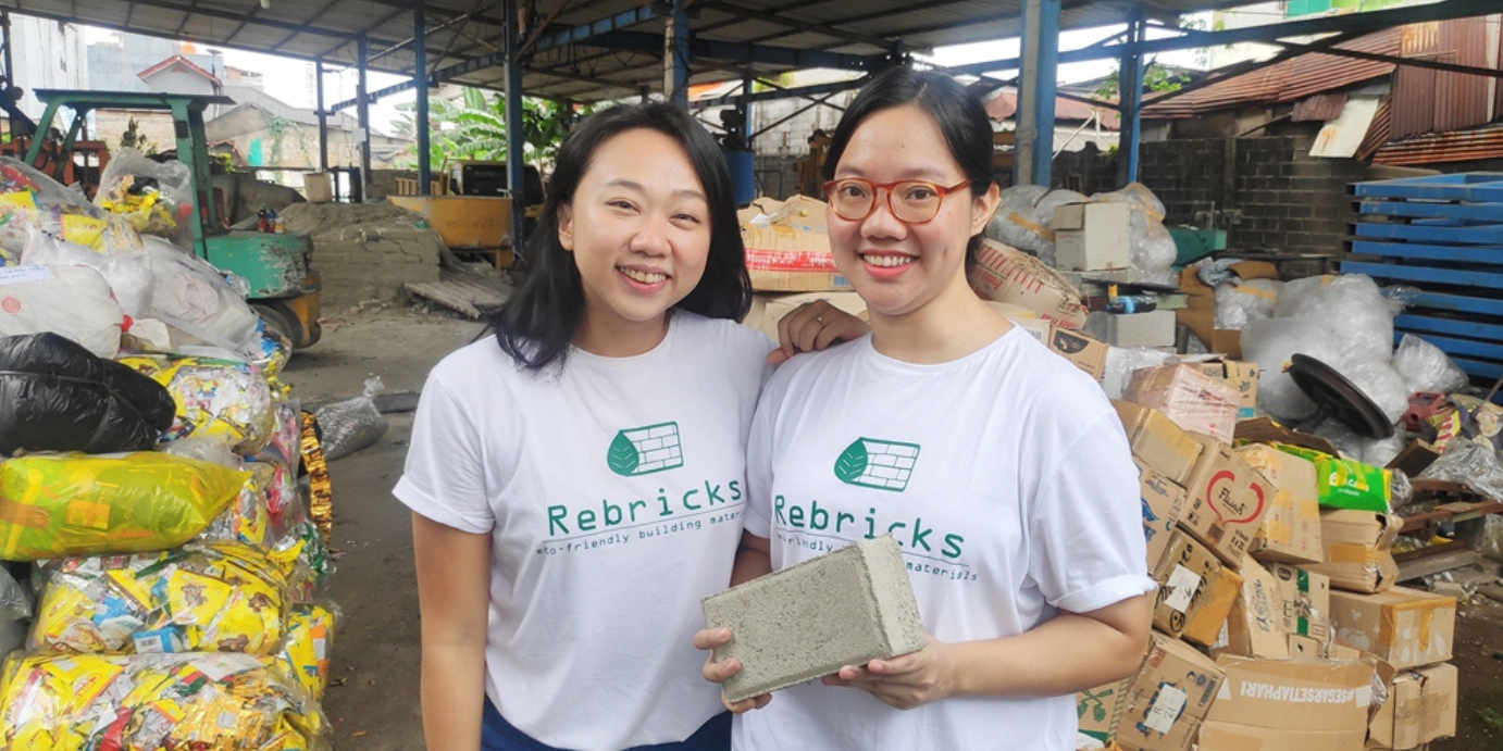 Kisah Dua Perempuan Sulap Sampah Plastik jadi Bahan Bangunan