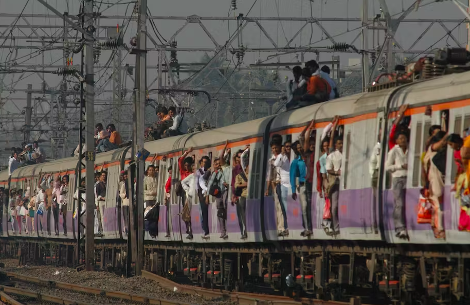 Bergelantung di Kereta India, Sisa Penjajahan yang Mencolok Mata