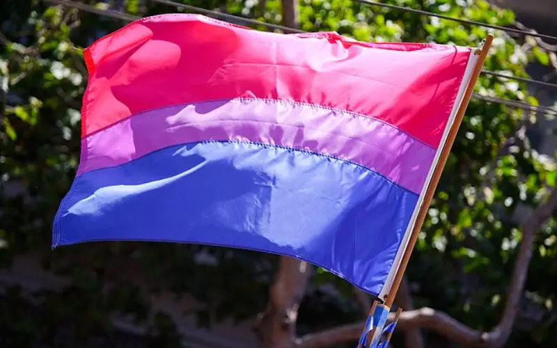 Mengapa Perempuan Lebih Cair Mengidentifikasi Diri Biseksual? Riset Ini Coba Menjawabnya