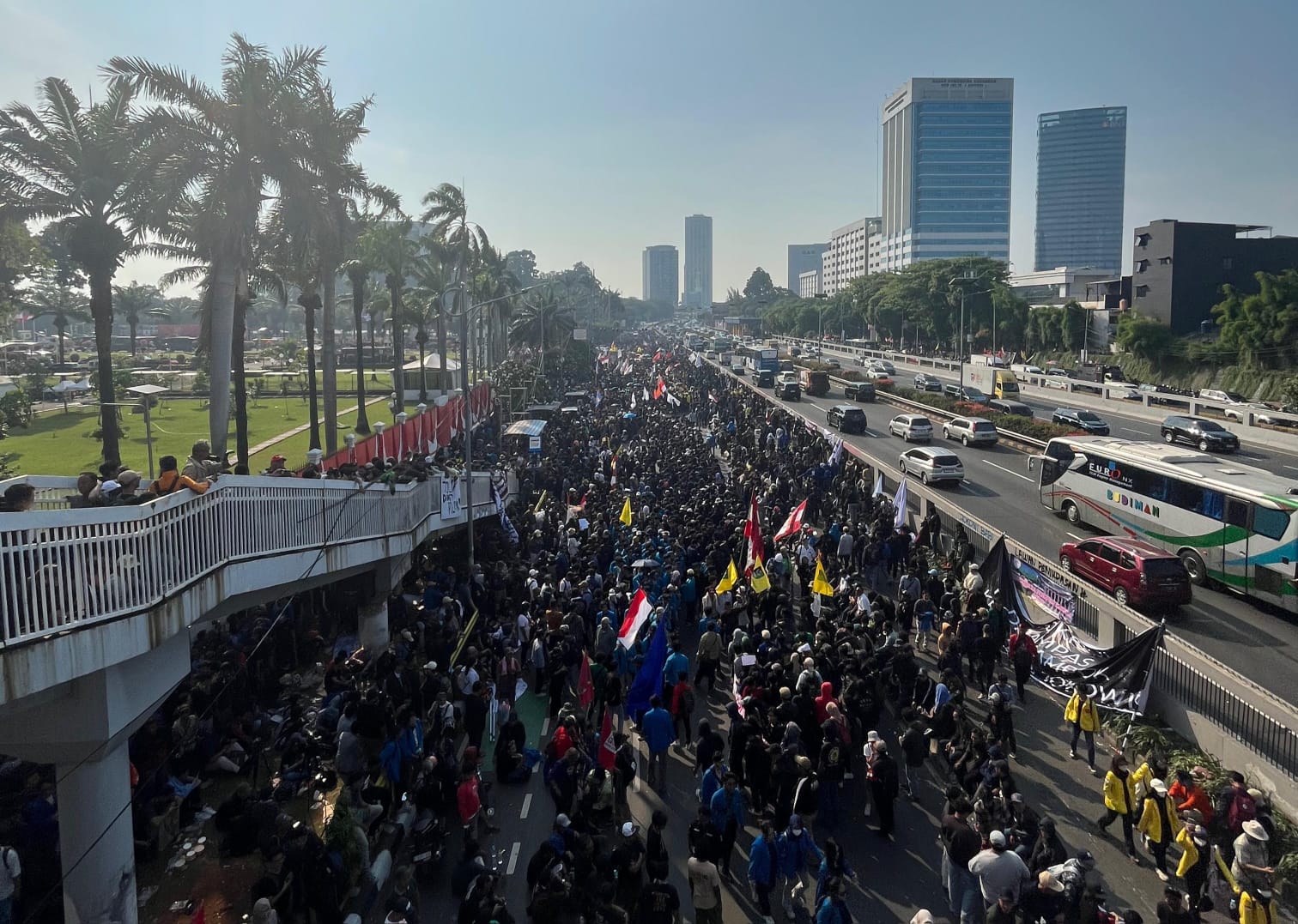 Muak dan Marah, Ribuan Massa Unjuk Rasa Kawal Putusan MK