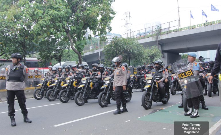 Terobos Kerumunan Massa Aksi, Kendaraan Taktis Brimob Lindas Ojol
