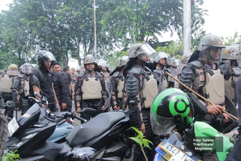 When Parliament Dances, the People Mourn
