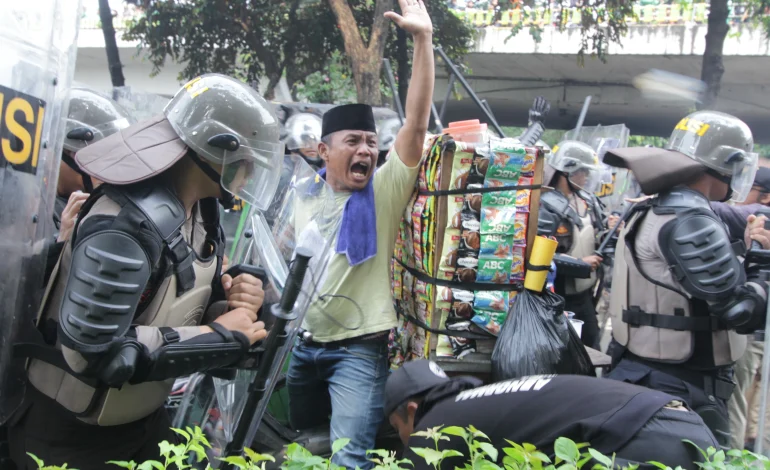 Jurnalis Foto ‘Antara’ Dipukul Aparat, AJI: Hentikan Kekerasan pada Jurnalis!