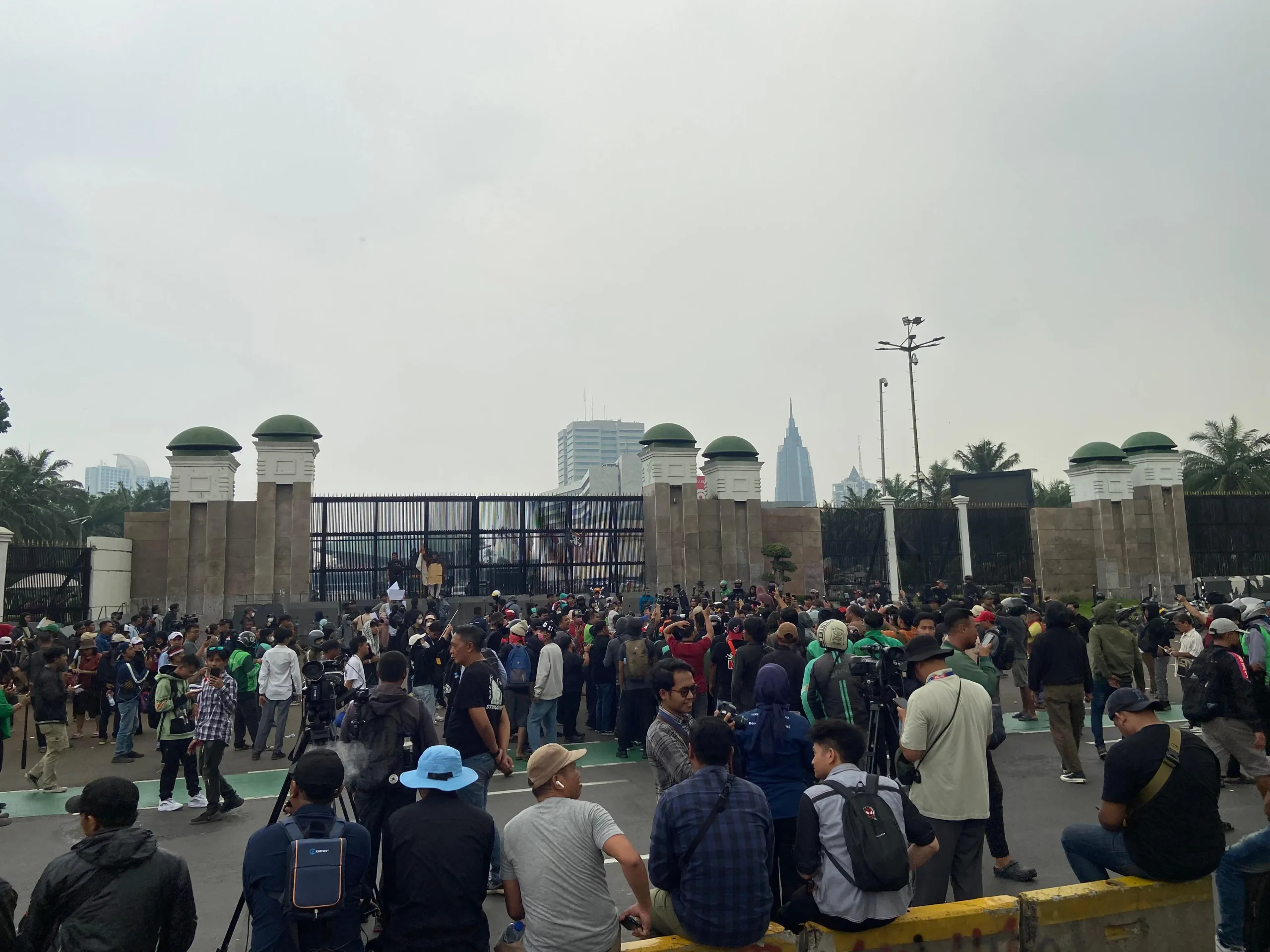 Ribuan Massa Demo di DPR Tuntut Penarikan Tunjangan Anggota DPR