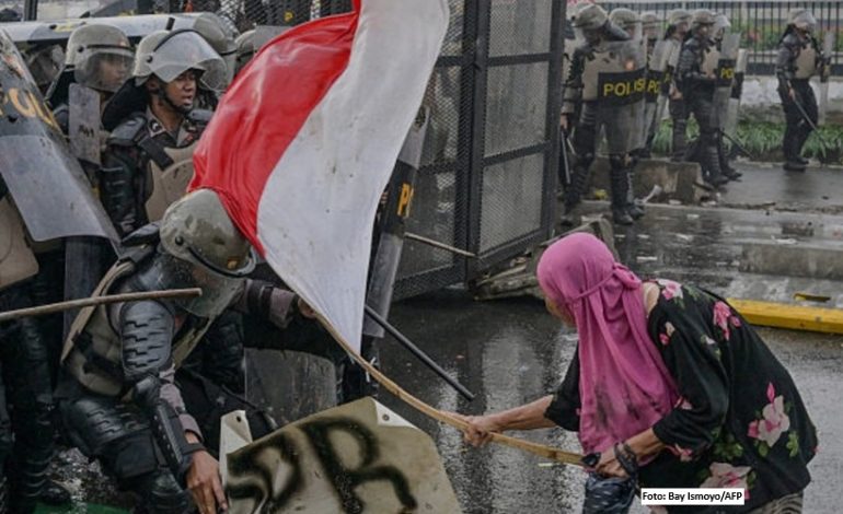 ‘The Power of Ibu-ibu’: Dari Kutukan hingga Mengusir Aparat 