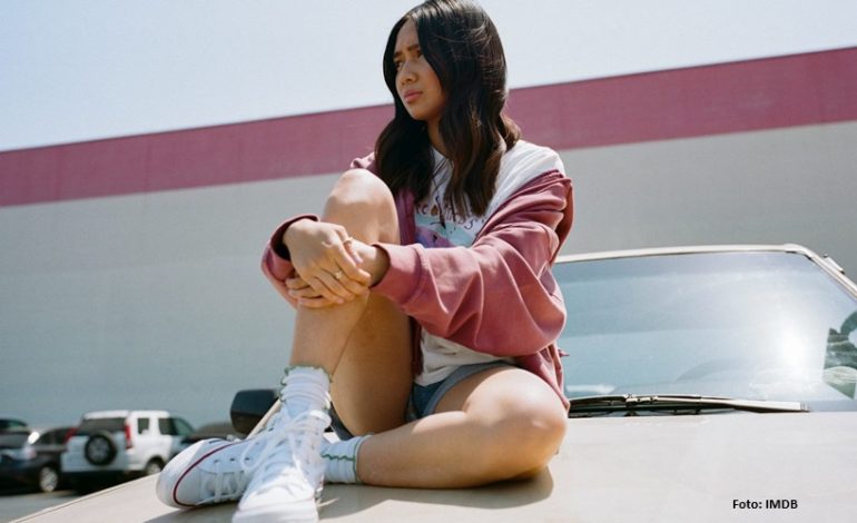 Dari ‘Backburner’ sampai ‘The Apartment We Won’t Share’: Kenapa Sosok Ibu dan Ayah Kerap Muncul di Lagu NIKI?