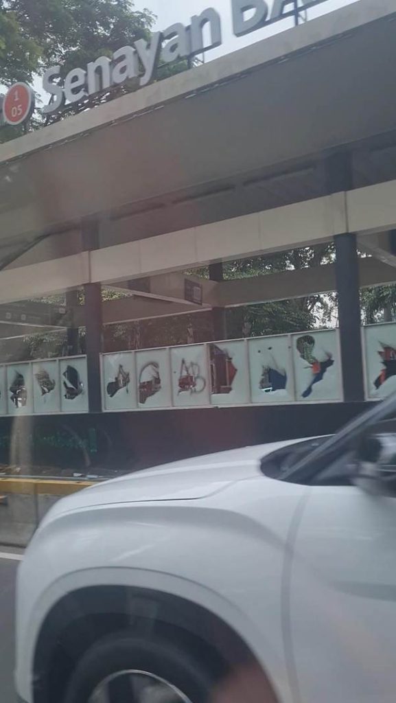 Halte TransJakarta Senayan rusak setelah demonstrasi dan kerusuhan Jakarta 2025