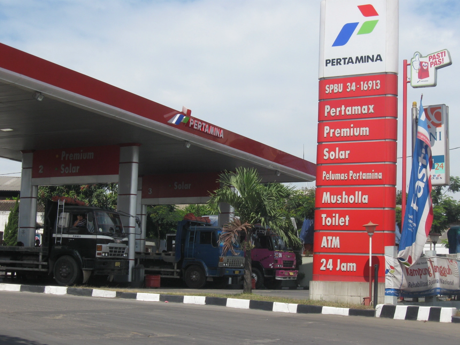 Yang Perlu Kita Tahu soal Impor BBM Satu Pintu: SPBU Swasta Ditekan Monopoli? 