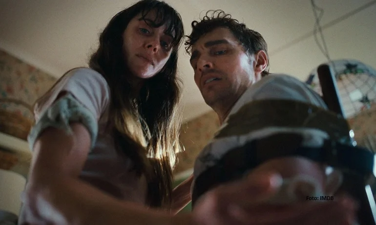 Horor Berpasangan “Cowok Miskin” yang Dipotret ‘Together’