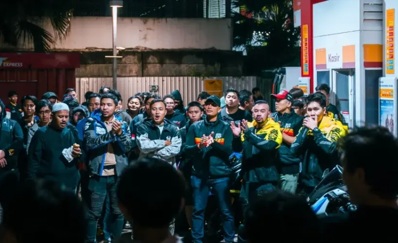 Warga Bantu Warga: Komunitas Motor dan Mobil Nongkrong di SPBU Swasta karena “BBM Langka”