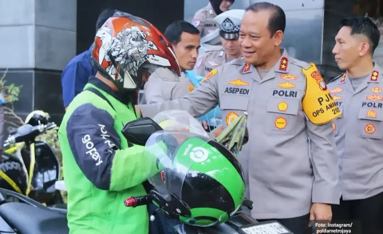 Bagi-bagi Helm dan Bansos ke Ojol ala Polisi, Taktik Basi Poles Citra?  