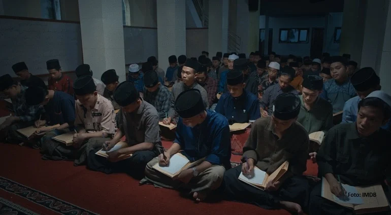 Dua Sisi ‘Wahyu’: Bongkar Kekerasan di Pesantren, tapi Masih Homofobik