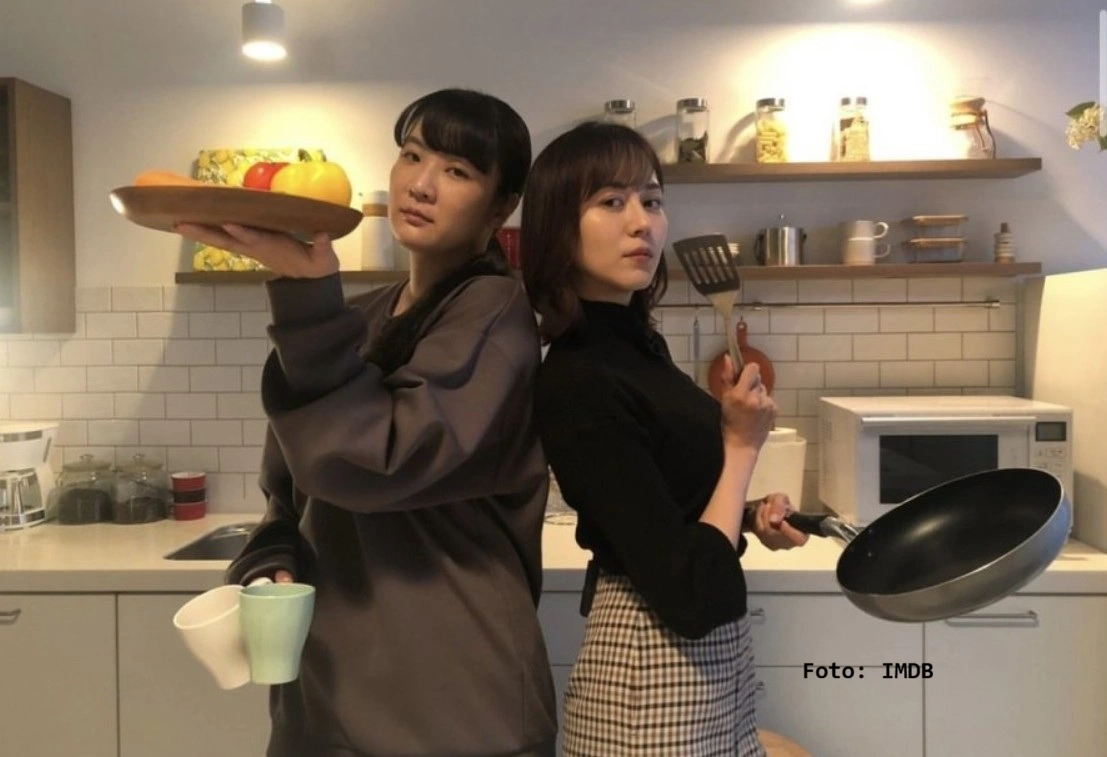 Lewat makanan, drama lesbian She Loves to Cook, She Loves to Eat eksplorasi aseksual lesbian dan diskriminasi gender di Jepang.