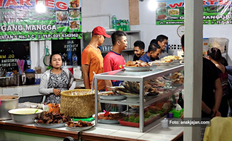 Janji Setengah Hati: Tak Ada ‘Sweeping’ Saat Puasa, tapi Jam Operasional Tempat Makan Dibatasi 