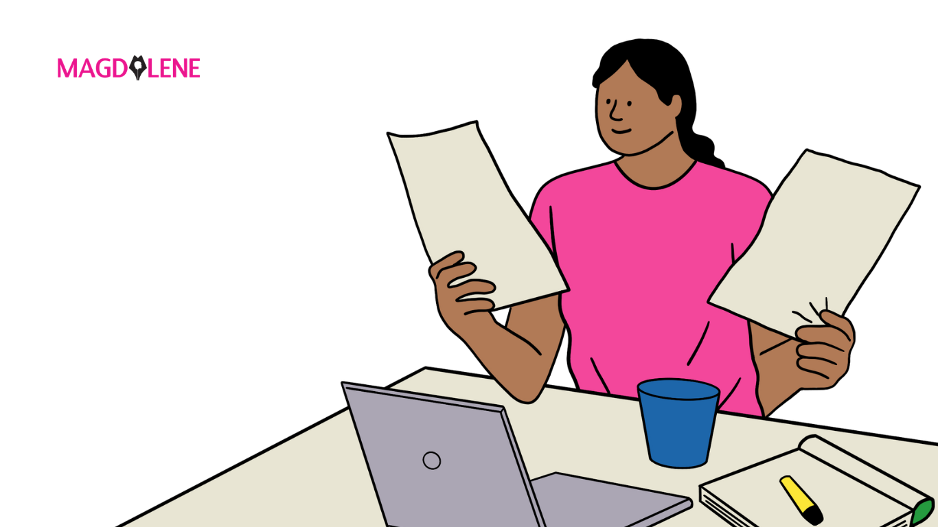 Perempuan Setengah Baya dan Pintu yang Menutup Pelan-pelan