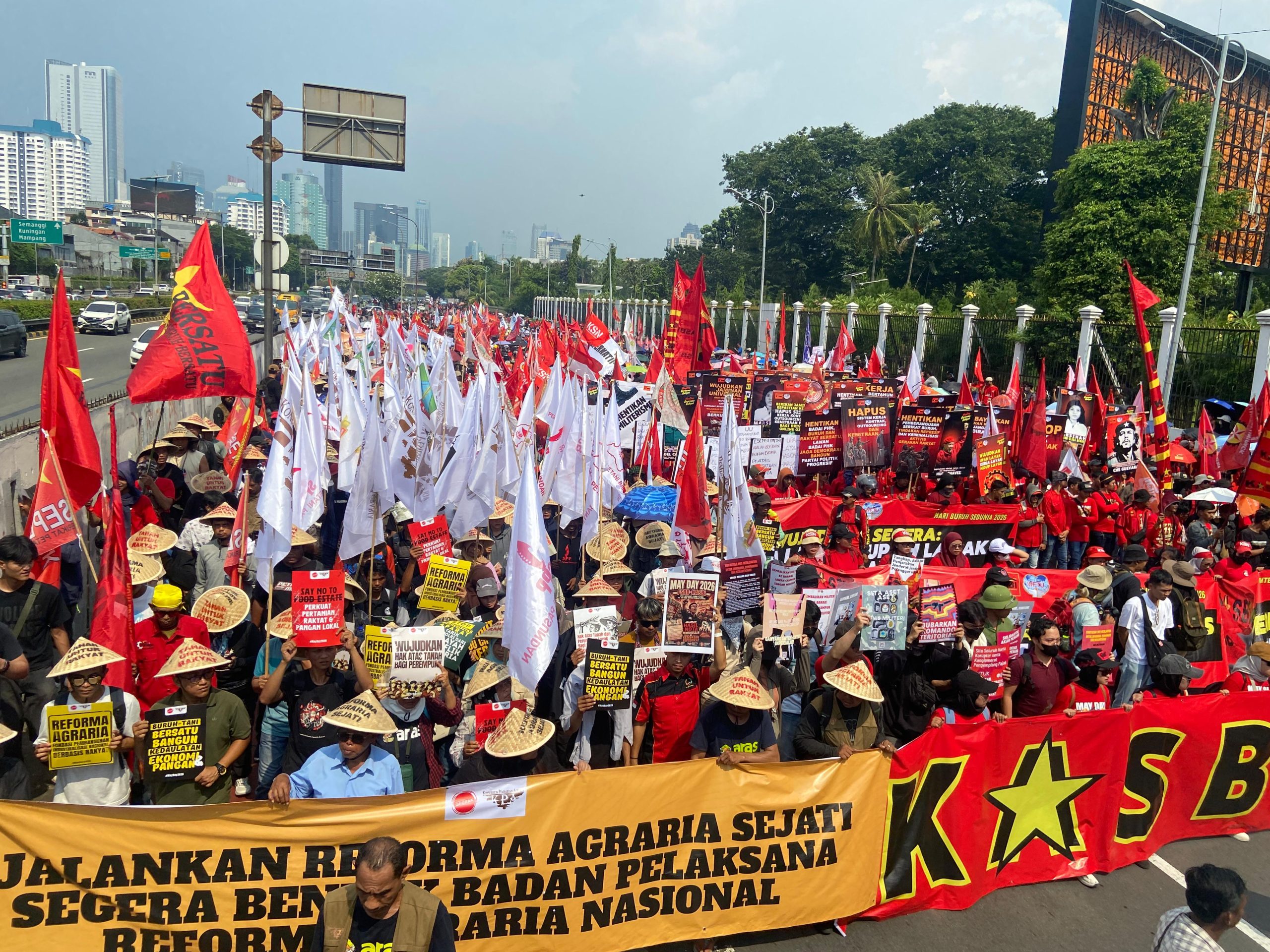 Pamflet “Polisi Mitra Buruh” di DPR Dikritik Massa May Day 2026