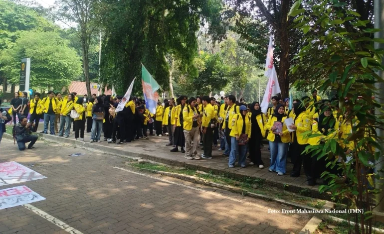 Kritik Kenaikan Harga BBM hingga Militerisme, Tuntutan Mahasiswa di Aksi #MenujuIndonesiaBangkrut