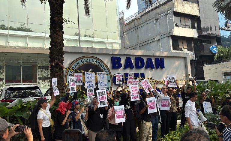 Masyarakat Sipil Segel Kantor BGN, Para Ibu Sampaikan Keresahan