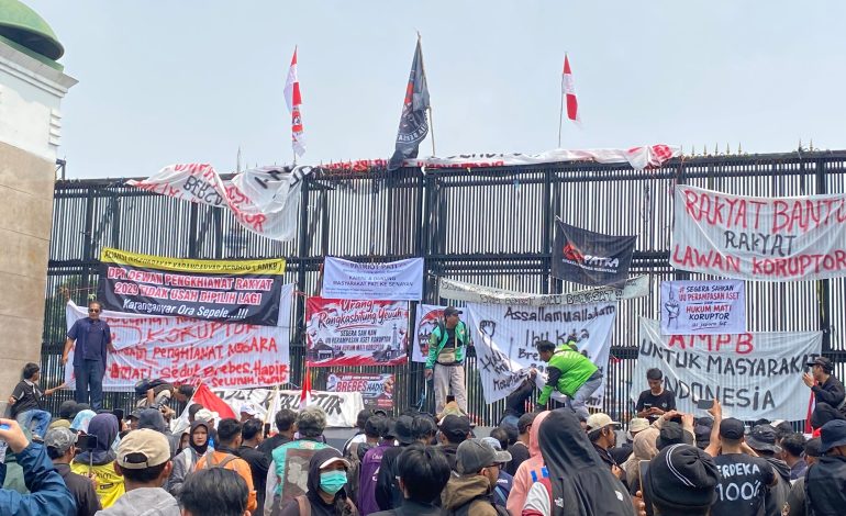 Siapa Saja Massa yang Turun Aksi Hari ini di DPR dan Apa Tuntutannya?