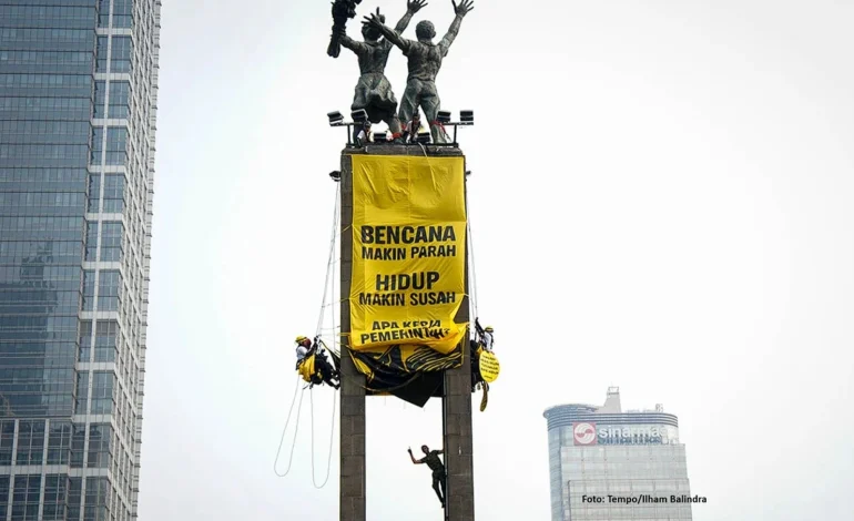 Bagaimana Aktivis Greenpeace Bisa Memanjat Patung Bundaran HI?