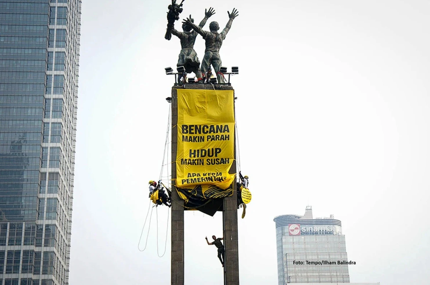 cara aktivis greenpeace manjat bundaran Hi