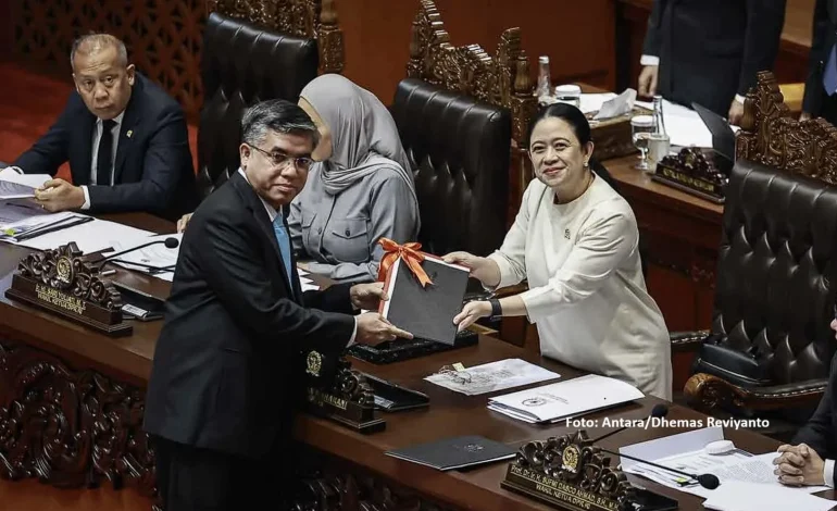 UU perlindungan ketenagakerjaan di sahkan menguntungakan pekerja?