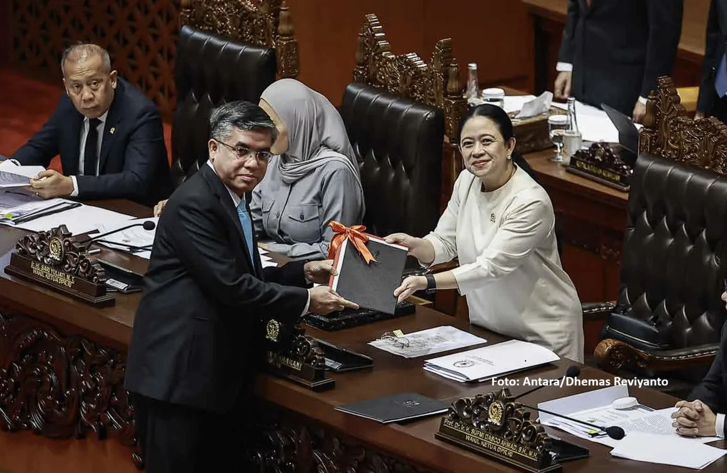 UU perlindungan ketenagakerjaan di sahkan menguntungakan pekerja?
