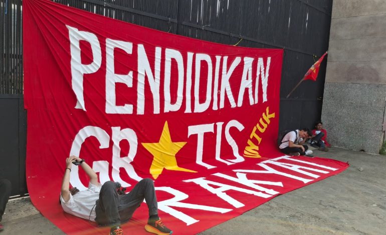 Aksi Mahasiswa di Depan Gedung DPR RI, Tagih Janji Pendidikan Gratis