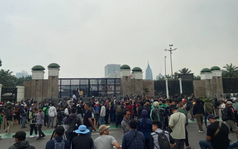 Ribuan Massa Demo di DPR Tuntut Penarikan Tunjangan Anggota DPR Ribuan Massa Demo di DPR Tuntut Penarikan Tunjangan Anggota DPR