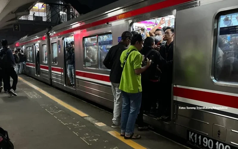 Kepadatan KRL dari ‘Green Line’ hingga ‘Red Line’: Apakah Tambah Armada ala Prabowo adalah Solusi? 