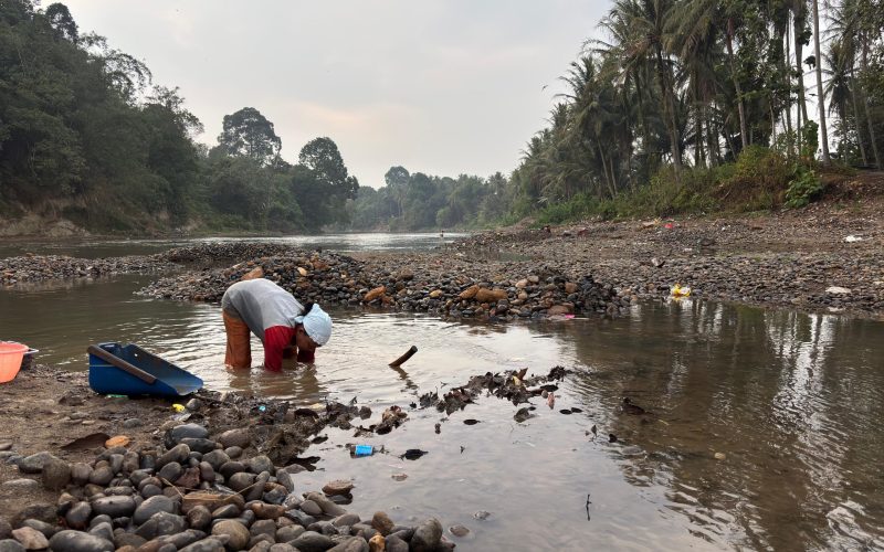 Menggadai Nyawa demi Nafkah: Perempuan Pencari Batu dan Pasir di Muara Enim Menggadai Nyawa demi Nafkah: Perempuan Pencari Batu dan Pasir di Muara Enim
