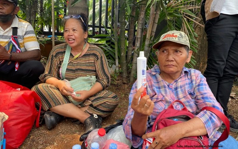 Mengais Rupiah di Tengah Gelisah, Perempuan Pedagang dalam Aksi Massa Mengais Rupiah di Tengah Gelisah, Perempuan Pedagang dalam Aksi Massa