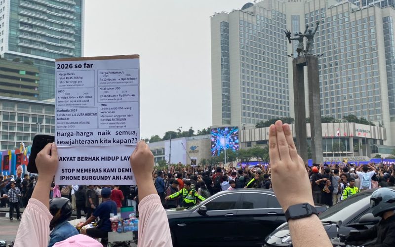 Simbol Tiga Jari hingga Isi Tuntutan: 3 Fakta Penting Demo Serentak 28 Oktober Simbol Tiga Jari hingga Isi Tuntutan: 3 Fakta Penting Demo Serentak 28 Oktober